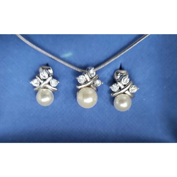 Avon Pearlesque and Crystal Gift Set Clip on Earrings & Necklace in Box /24 - Picture 1 of 7